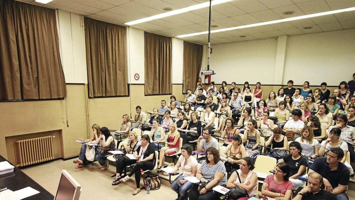 Imagen de una de las últimas convocatorias a oposición de la conselleria de Enseñanza en Lleida, de 2011.