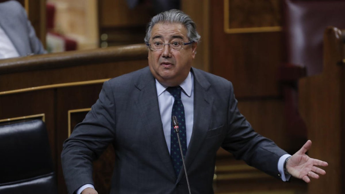 Zoido rebutja assistir a la Junta de Seguretat convocada per Puigdemont