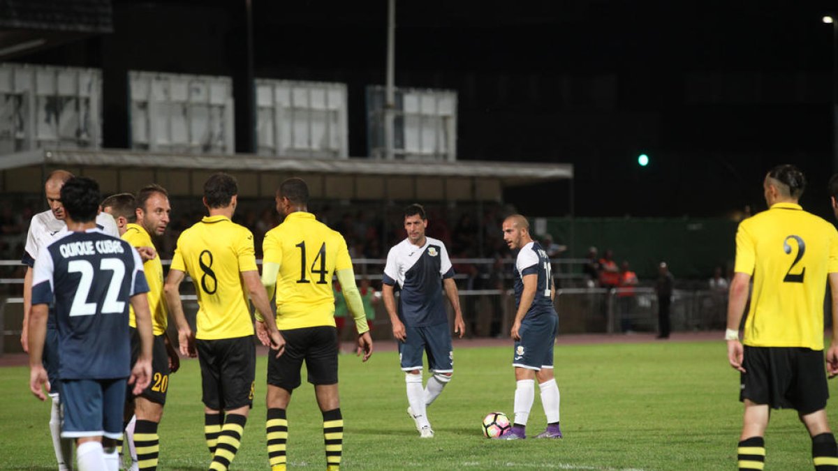 Joan Capdevila es disposa a xutar una falta durant el partit de dimarts amb el FC Santa Coloma.