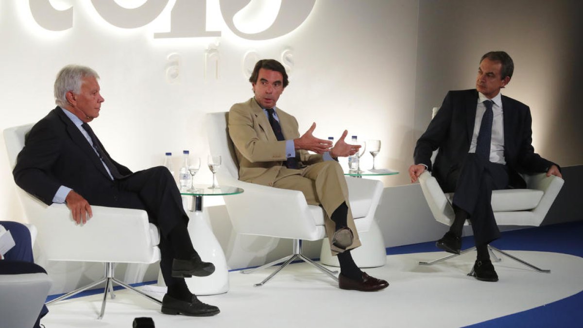 Els tres expresidents del Govern central, ahir, en un acte en el qual van mostrar el seu rebuig al referèndum de Catalunya.