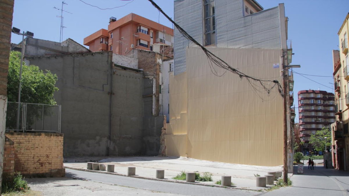 La Paeria va esfondrar l’immoble ubicat en aquest solar de Boters.