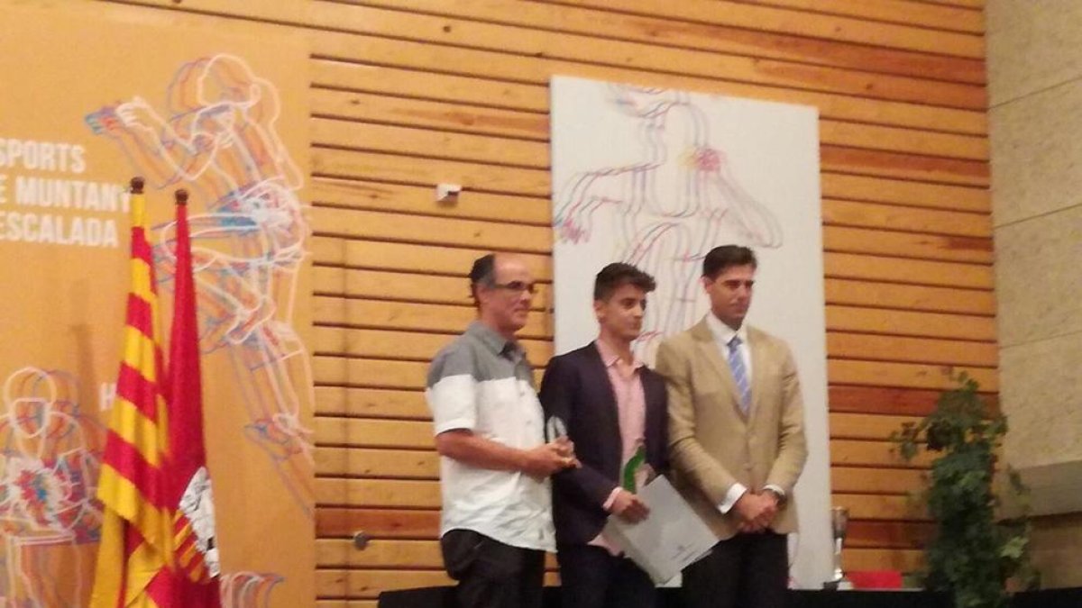 Aleix Porras, en el centro, junto a su padre y entrenador Salvador, ayer con el premio en Esplugues.