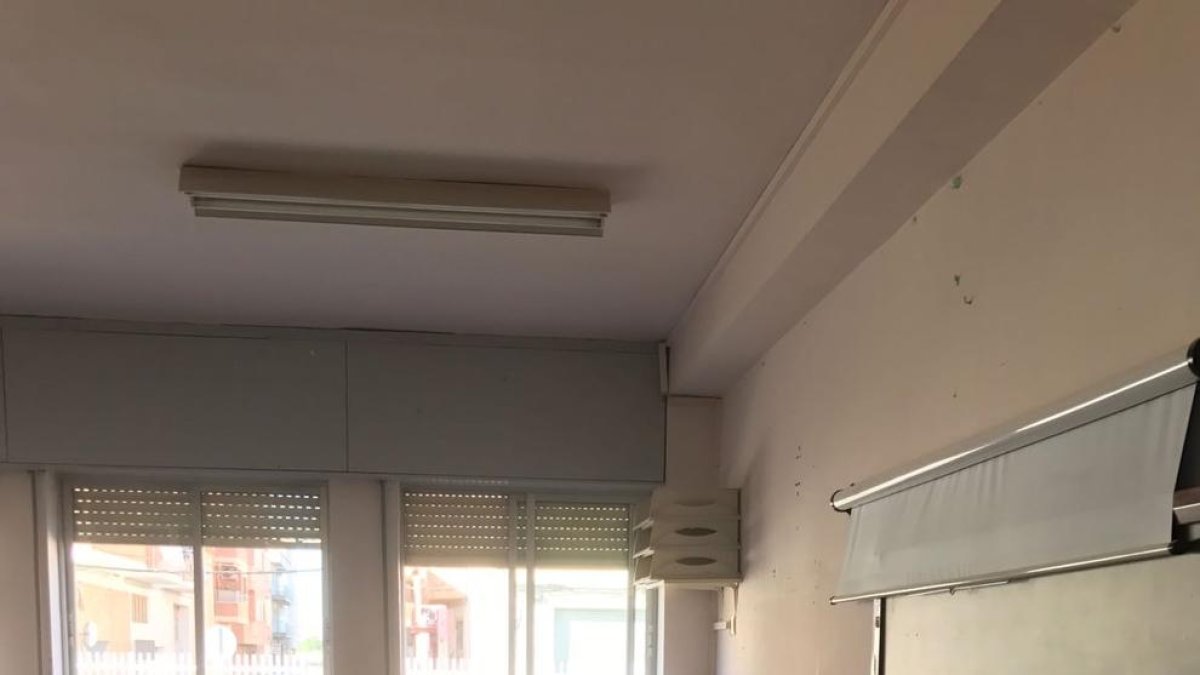 Un operario trabajando en la escuela Torre Queralt.