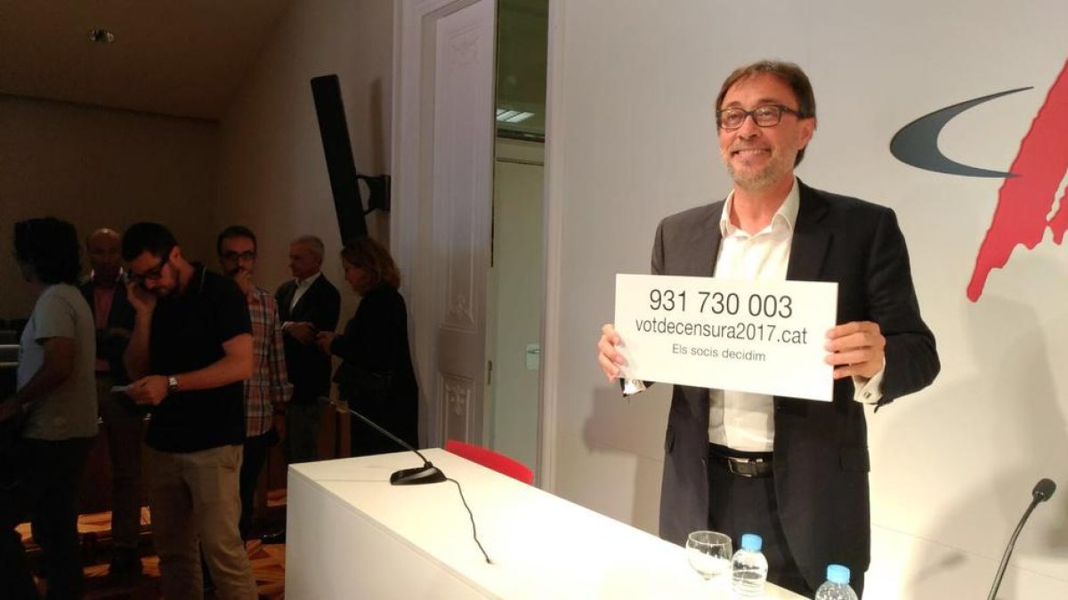 Agustí Benedito ensenya el web i el telèfon per als socis que vulguin adherir-se a la moció.