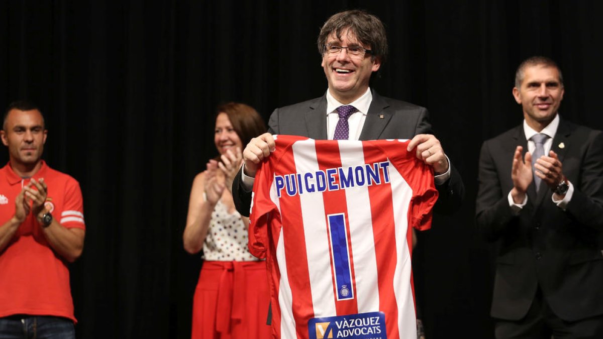 Puigdemont, ahir, amb una samarreta del Girona personalitzada.