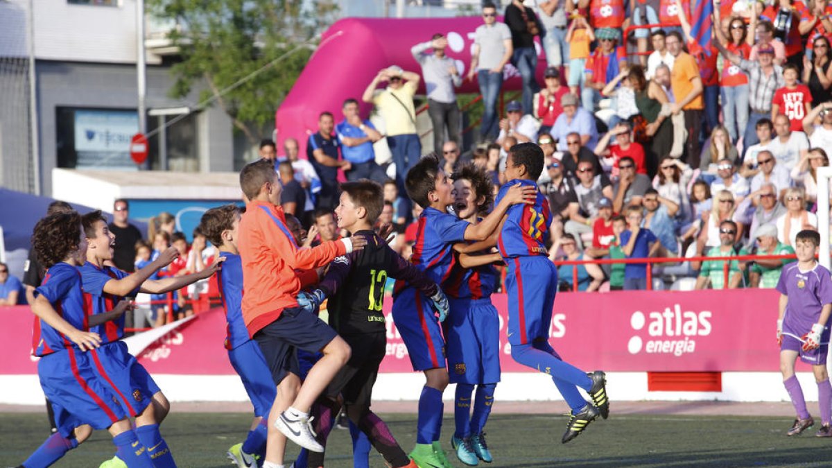 Jugadores del equipo alevín del FC Barcelona celebran el triunfo en la reciente Copa Atlas Energía.
