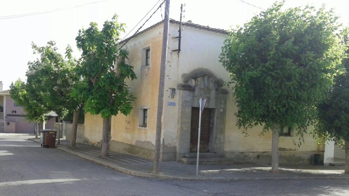 Vistas del exterior de la casa colonial, ubicada al lado de la futura escuela ‘bressol’.