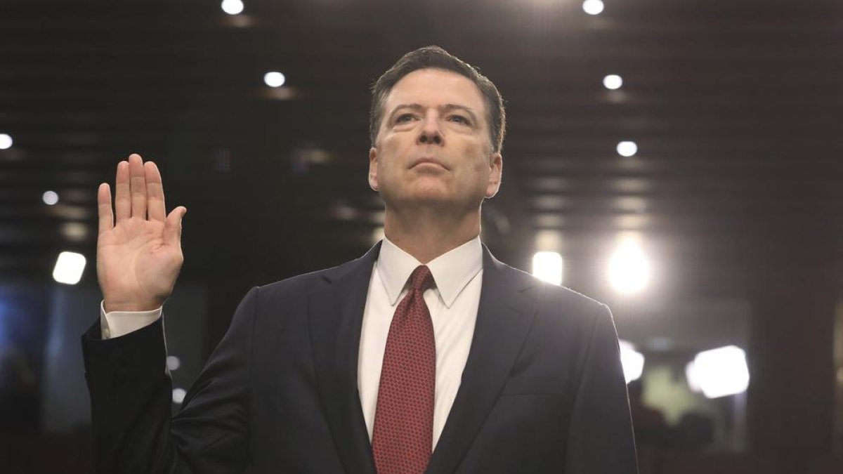 Comey presta juramento antes de testificar ante el Senado.