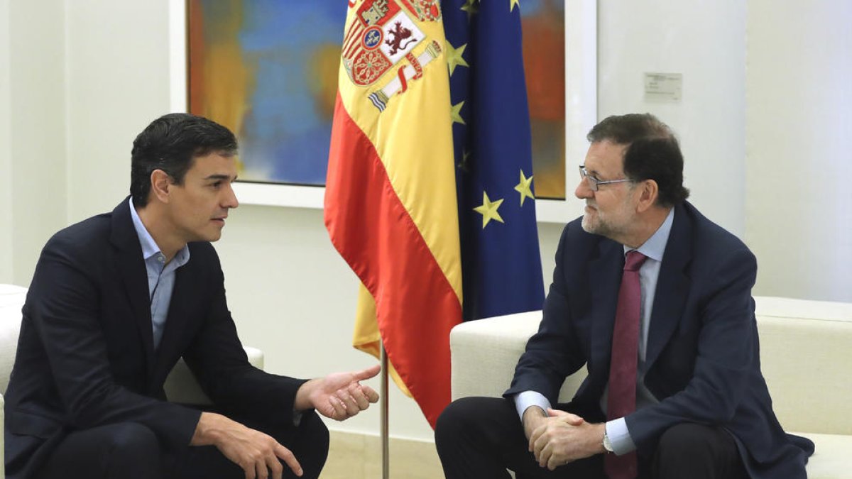 Sánchez avisa a Rajoy que si no parla amb Puigdemont ell prendrà la iniciativa