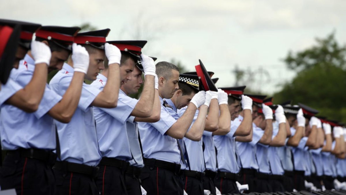 Interior convoca 500 places per a mossos, que podran portar tatuatges visibles