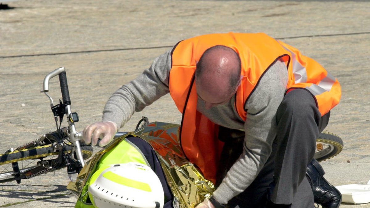 Detinguda una conductora beguda i sense carnet després de deixar molt greu un ciclista