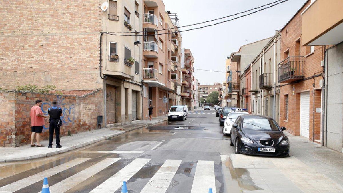 El carrer Anastasi Pinós, tallat ahir al trànsit.