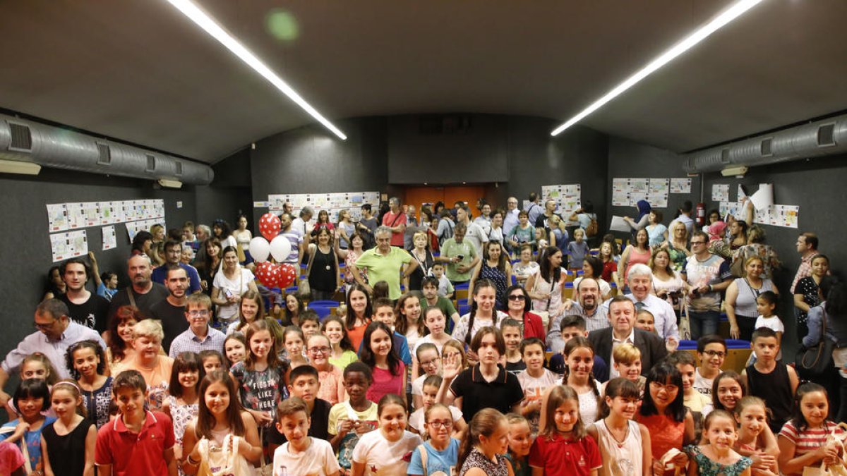 Alumnos de los colegios leridanos y sus familiares abarrotaron ayer la sala Jaume Magre, donde se expusieron los dibujos ganadores.