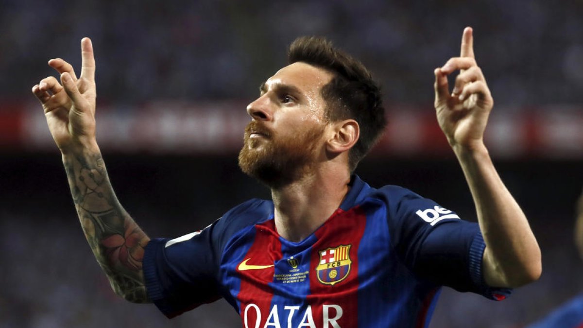 Leo Messi hace su habitual dedicatoria tras marcar un gol la pasada temporada.