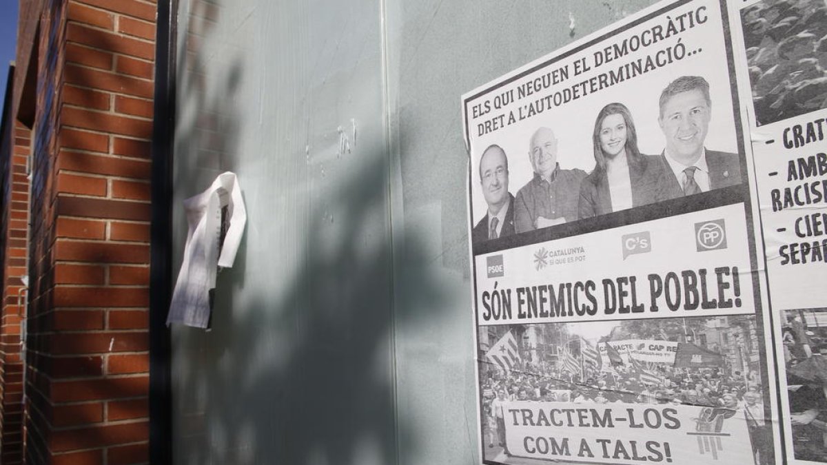 Un dels cartells, ahir en uns baixos de Balàfia. En el perfil de Facebook els van difondre al març.