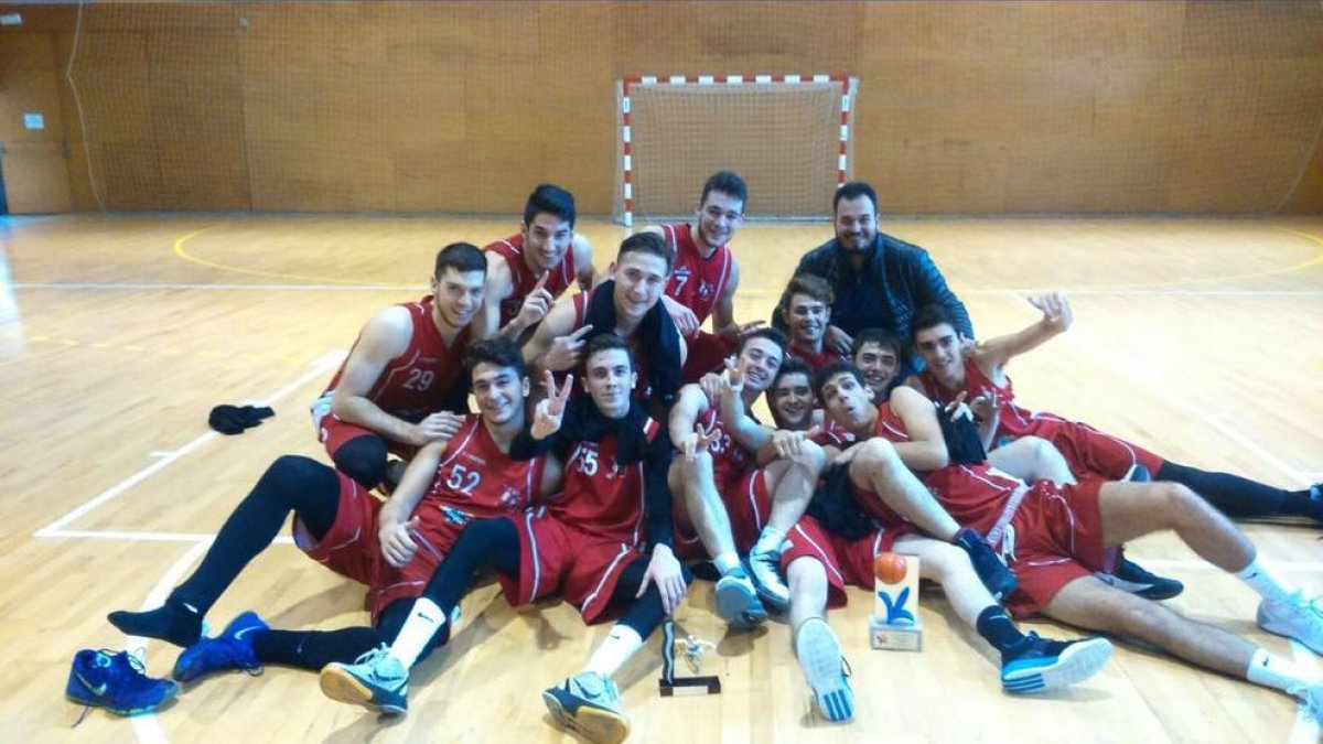 El equipo, formado por jugadores de entre 18 y 21 años, celebrando su victoria en la Copa Federació.