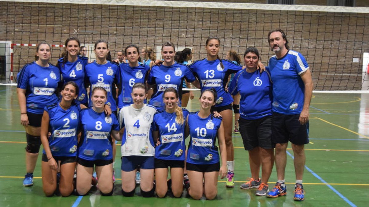 Blanca Bademunt (dorsal 4) y Laura Civit (14) abandonan la práctica del voleibol por problemas físicos.