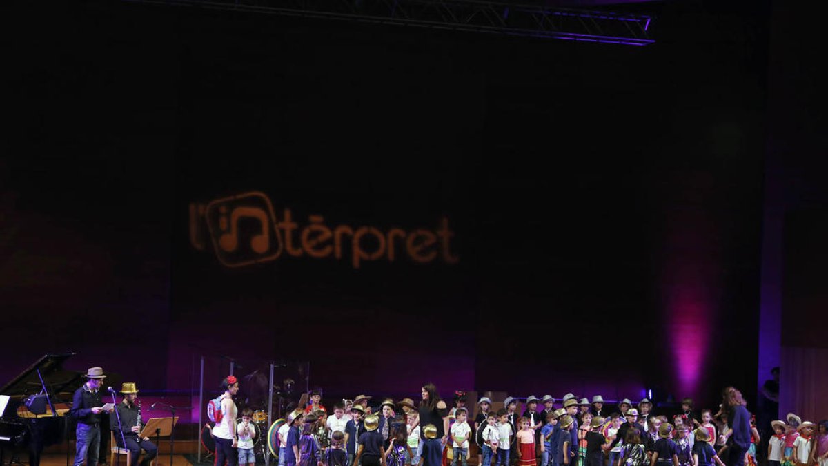 Una de les formacions d’alumnes més joves de l’escola de música L’Intèrpret, dijous en el concert de final de curs a l’Auditori.