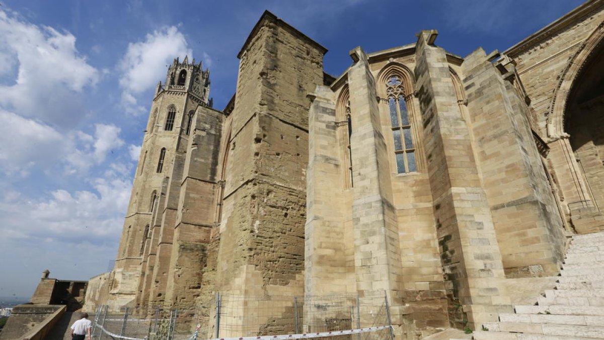 Vallas de protección, ayer en torno al contrafuerte entre el claustro y la capilla de Jesús de la Seu Vella.