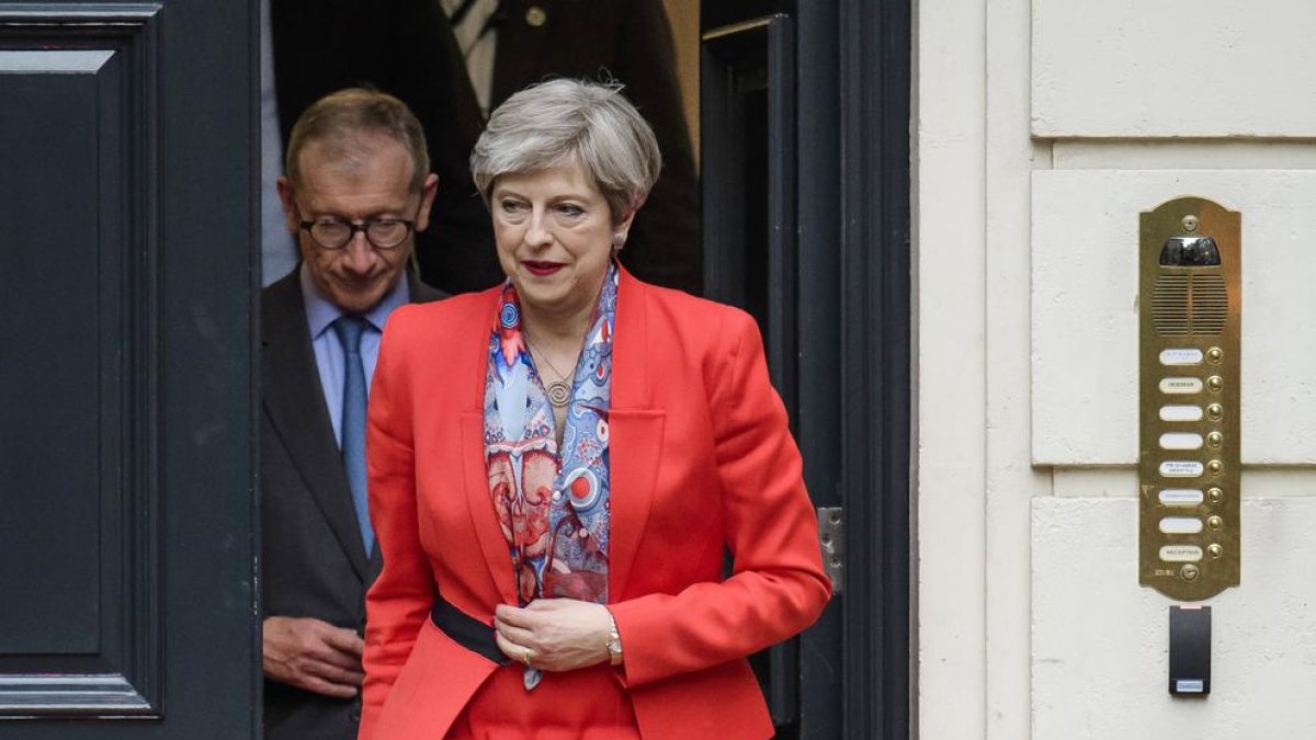 La primera ministra britànica, Theresa May, i el seu espòs, Philip, abandonen la seu conservadora.
