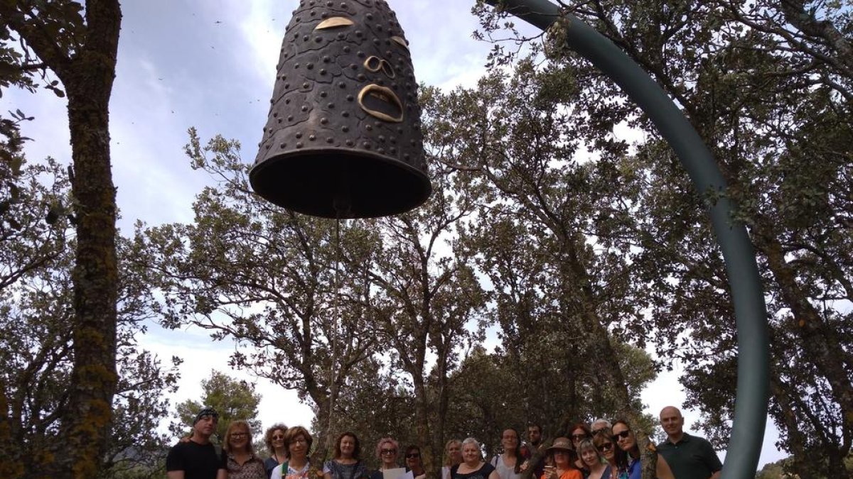 Els alumnes, a la foto amb Balasch i l’artista Gregorio Iglesias, van visitar la nova peça de la Vinya.