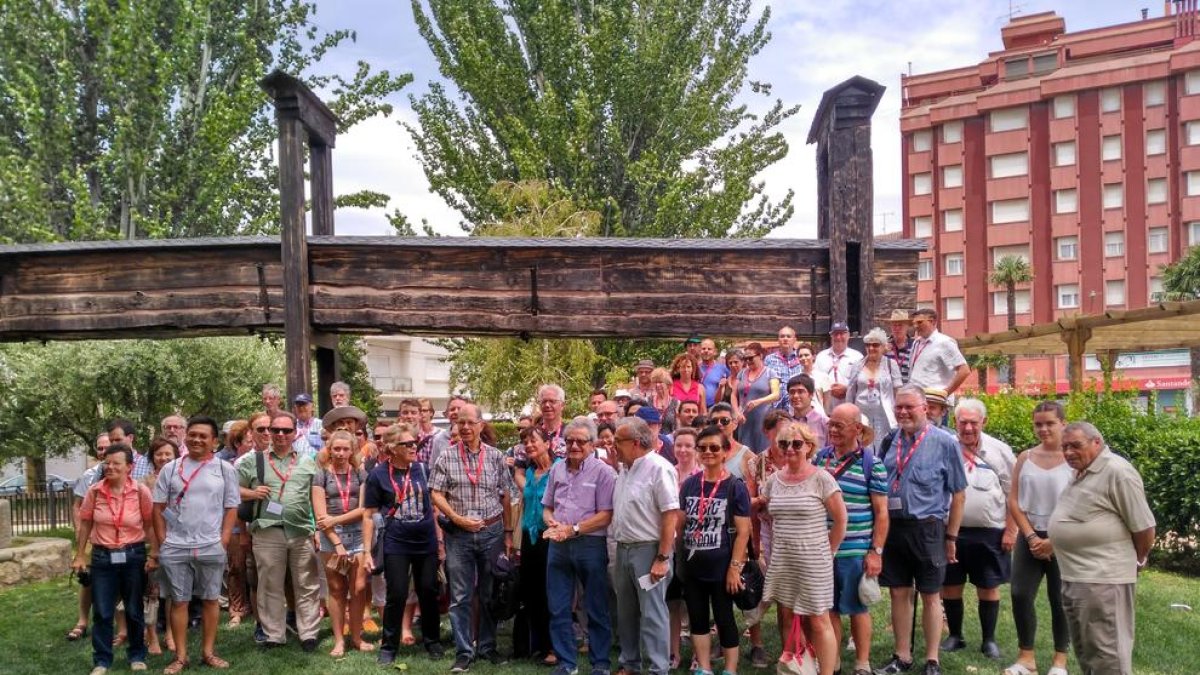El grup de músics, durant la visita a la capital de les Garrigues.