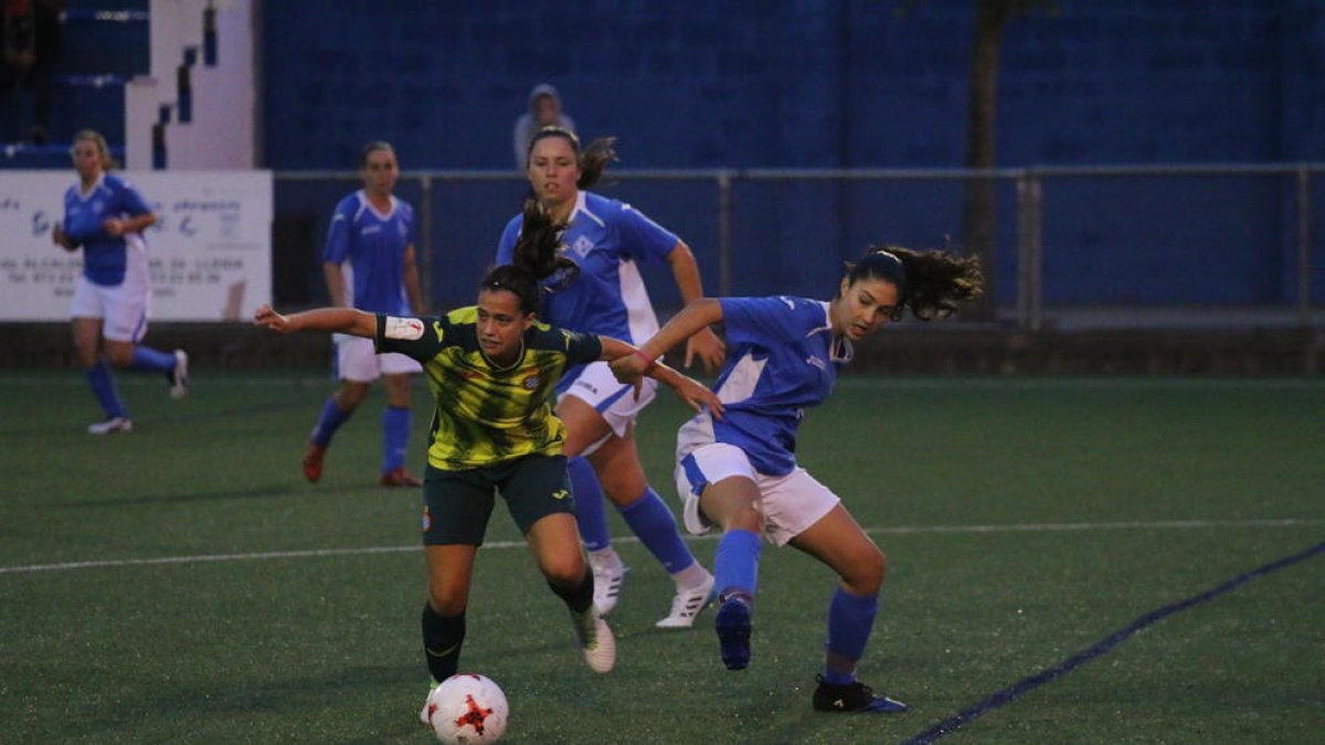 El joc es va mantenir molt igualat durant tot el partit, sense grans ocasions de gol.