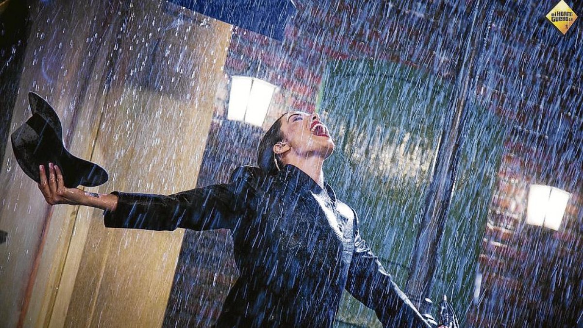 Pilar Rubio bajo la lluvia.