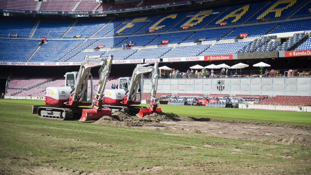 Els treballs de renovació de la gespa del Camp Nou.