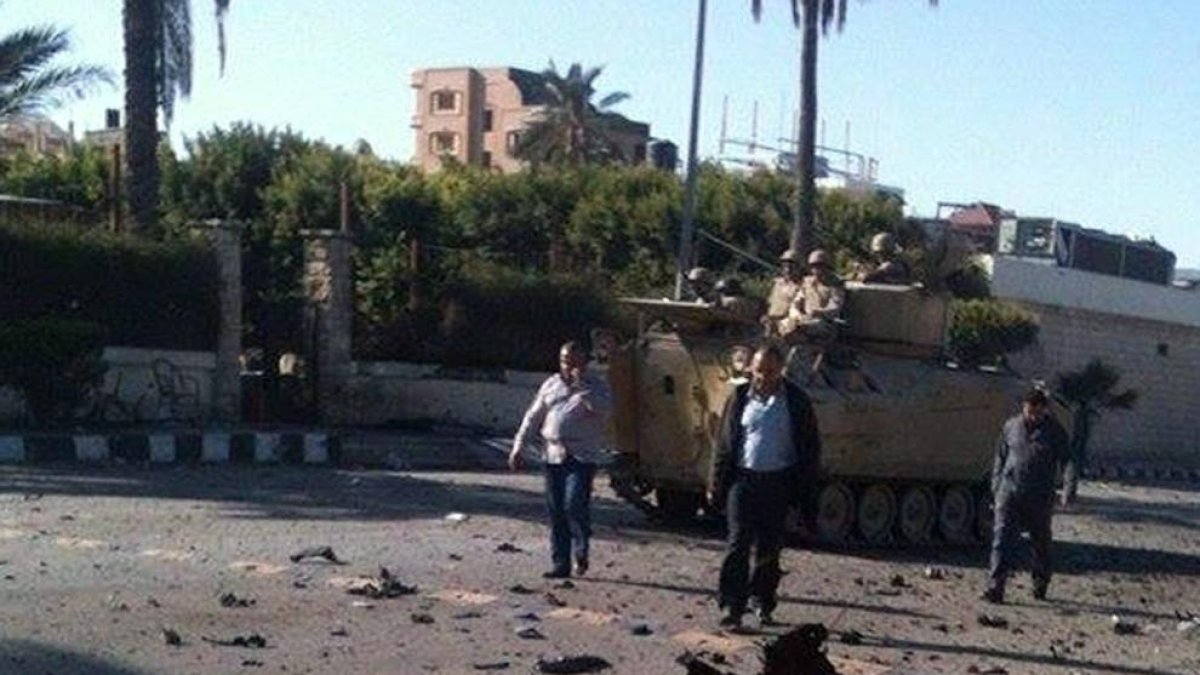 Imatge d’arxiu de diverses restes escampades prop d’un vehicle militar blindat a Egipte.