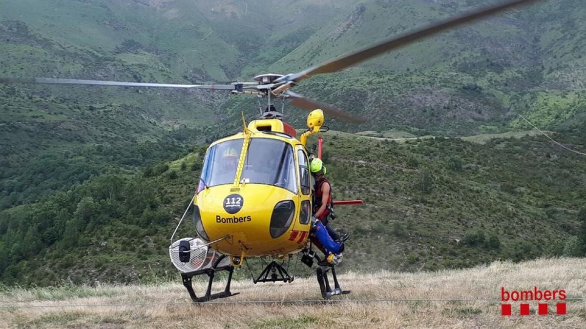 Momento en el que el herido es introducido en el helicóptero.