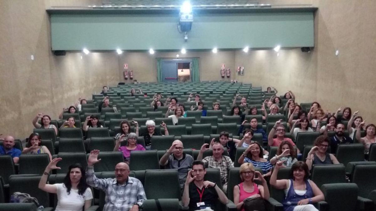 Una cincuentena de padres y docentes asistieron ayer a la jornada contra el acoso escolar en la UdL.