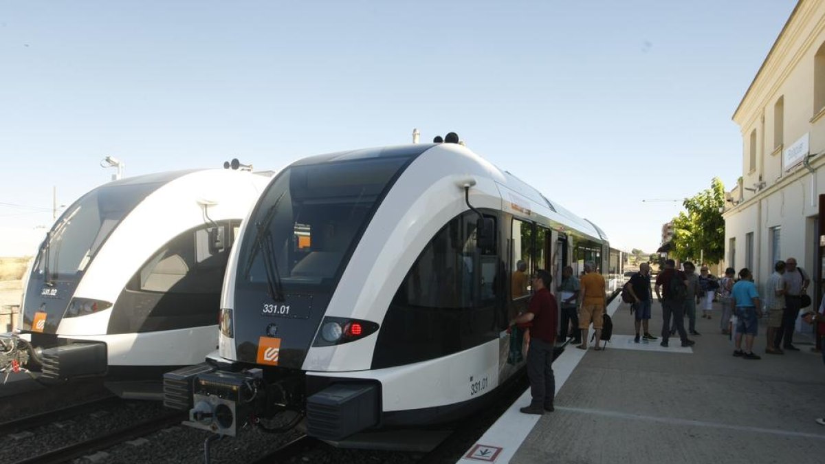 Imatge d’arxiu dels dos nous combois a l’estació de Balaguer.