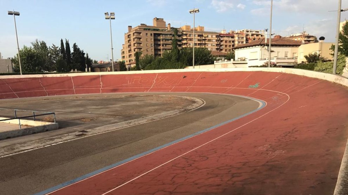 La pista està ara neta de matolls i s’hi pot entrenar.