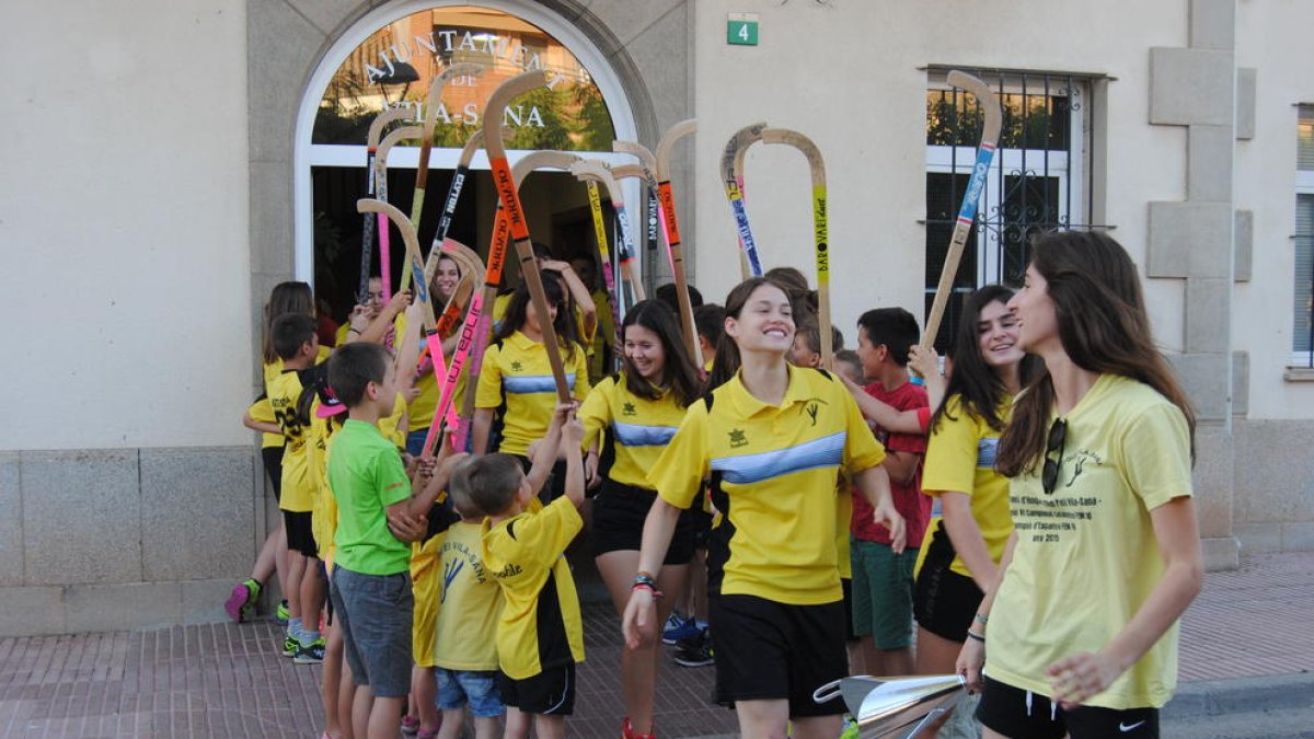 Los jugadores y jugadoras más pequeños del club hicieron un pasillo a las campeonas de Vila-sana.