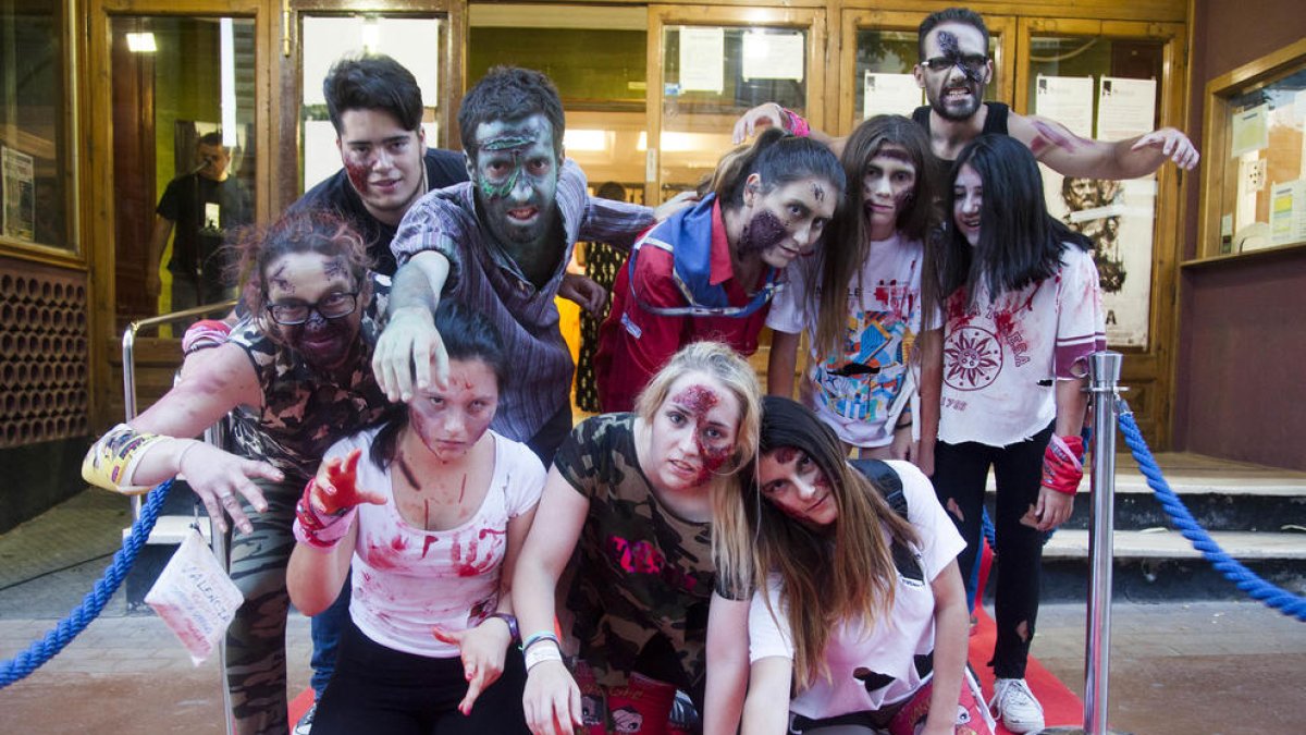 Las calles del centro de Tàrrega se llenaron anoche de ‘muertos vivientes’ en el primer Survival Zombie.