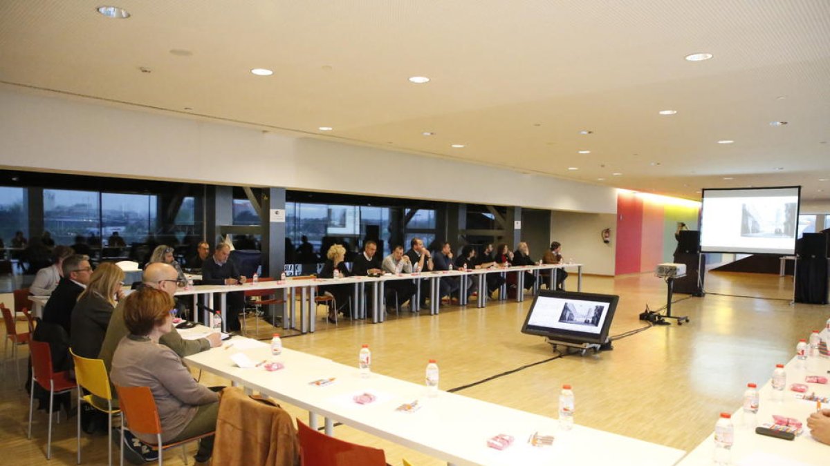 Los participantes ayer en el debate sobre los nuevos usos para el Mercat del Pla.