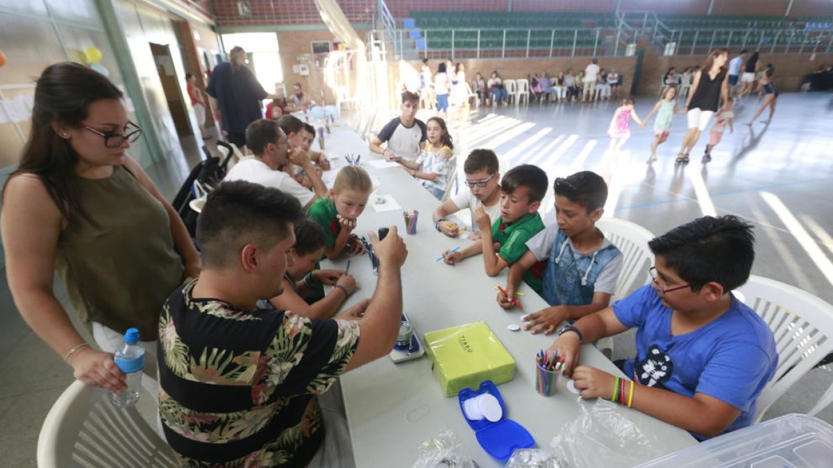 Los más pequeños participaron en talleres de manualidades en el pabellón de Magraners.