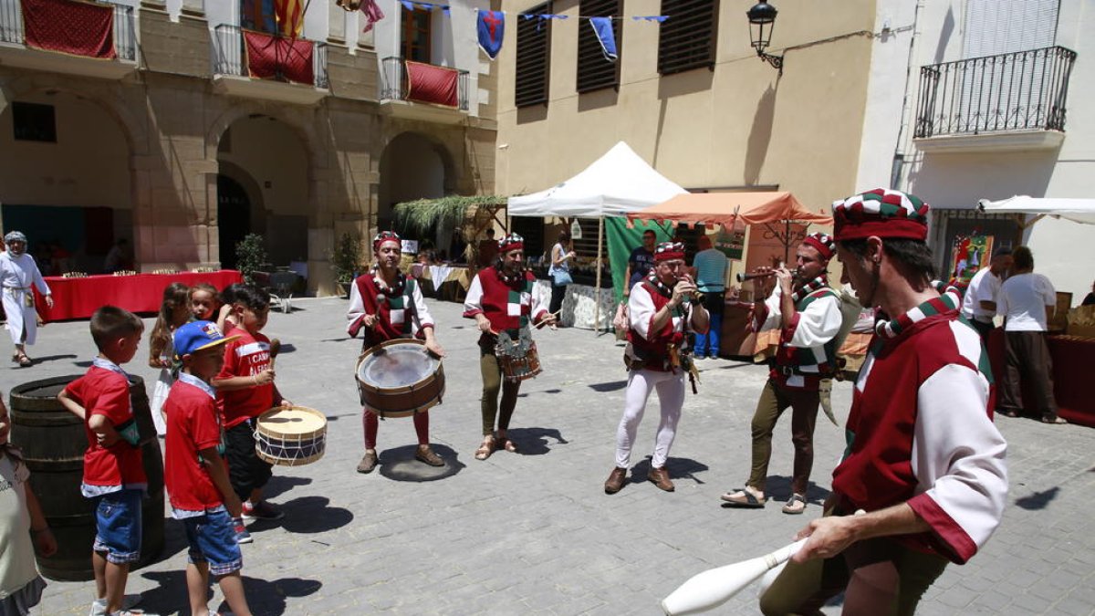 Un momento del pasacalles de apertura del XXI Mercat Medieval de Almenar, ayer al mediodía.