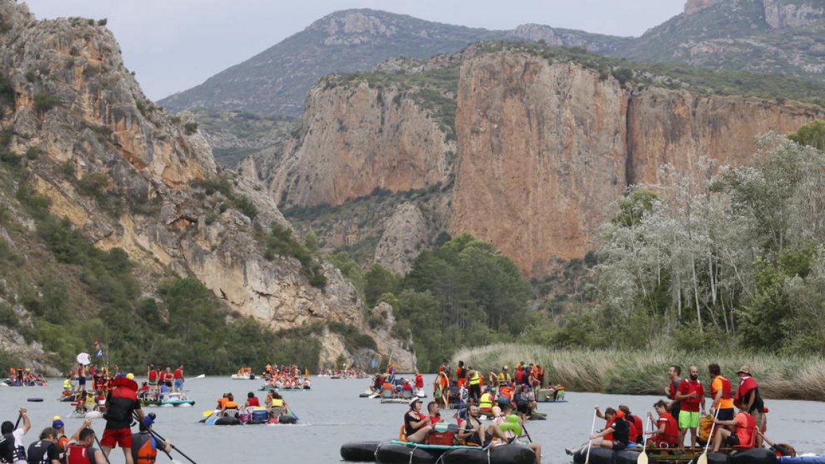 Las embarcaciones que surcaron ayer el río Segre desde Camarasa hasta la zona de la Platgeta de Sant Llorenç de Montgai.