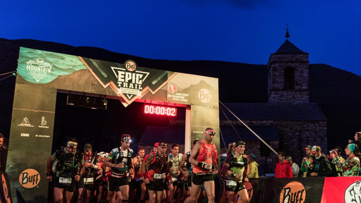 Momento de la salida, aún de madrugada, de la Ultramarathon de 105 kilómetros.