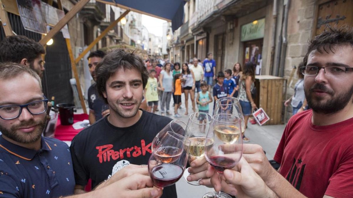 Un grupo de amigos ayer por la tarde degustando vinos en la calle Major de Cervera.