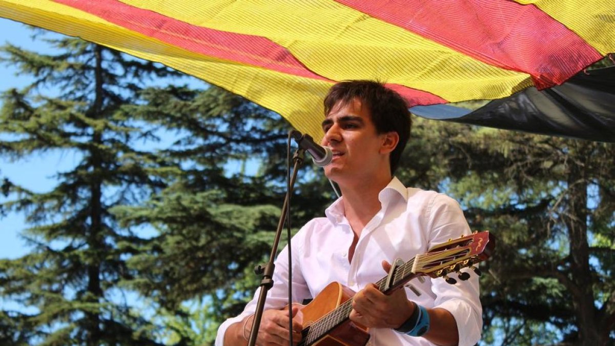 Lo Pau de Ponts durant una de les seues actuacions en directe.