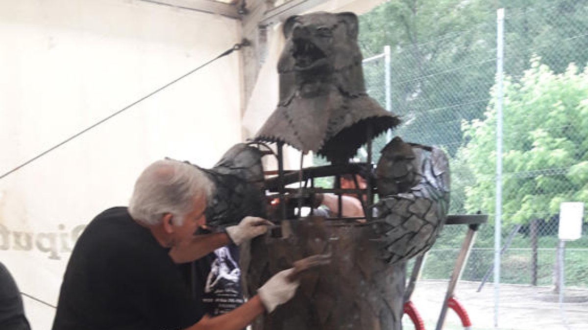 L’escultura de l’ós, a mida real, que van crear els forjadors.