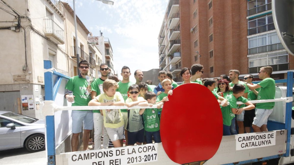 Jugadores del primer equipo y de la base del DKV Borges Vall subieron a una camioneta.