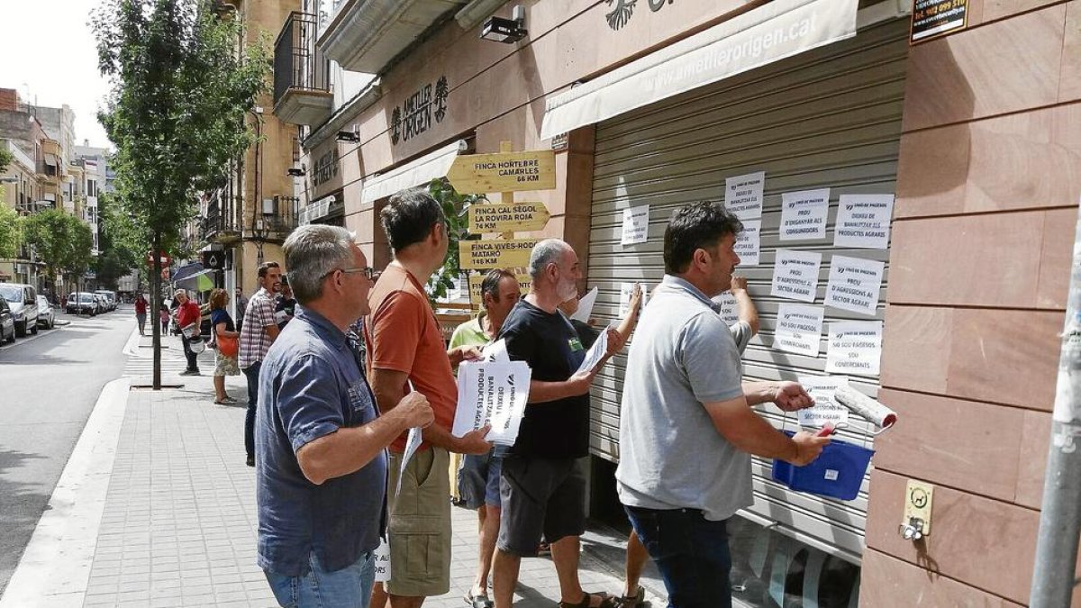 Los payeses empapelaron con carteles la tienda.
