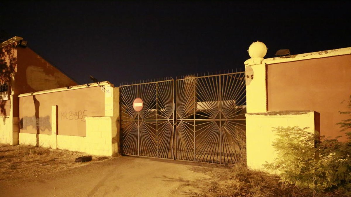 Imatge del recinte en el qual es troba la piscina, ahir a la nit poc després dels fets.