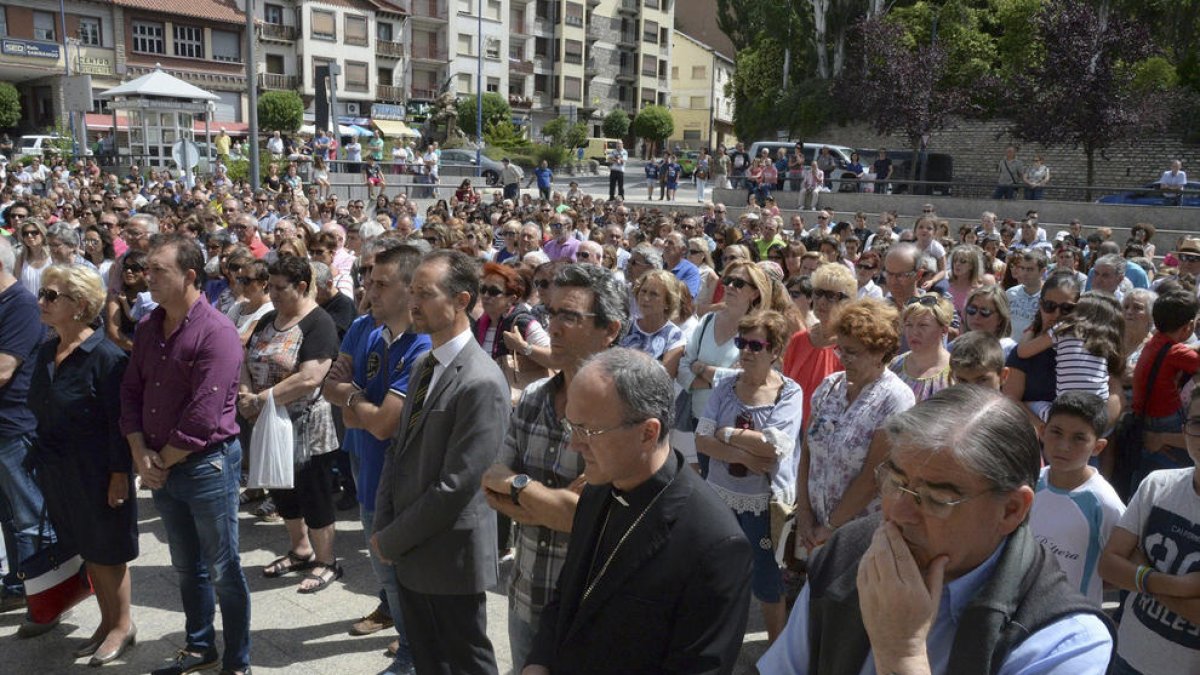 Imagen de la concentración de repulsa que tuvo lugar en la plaza de España de Sabiñánigo.