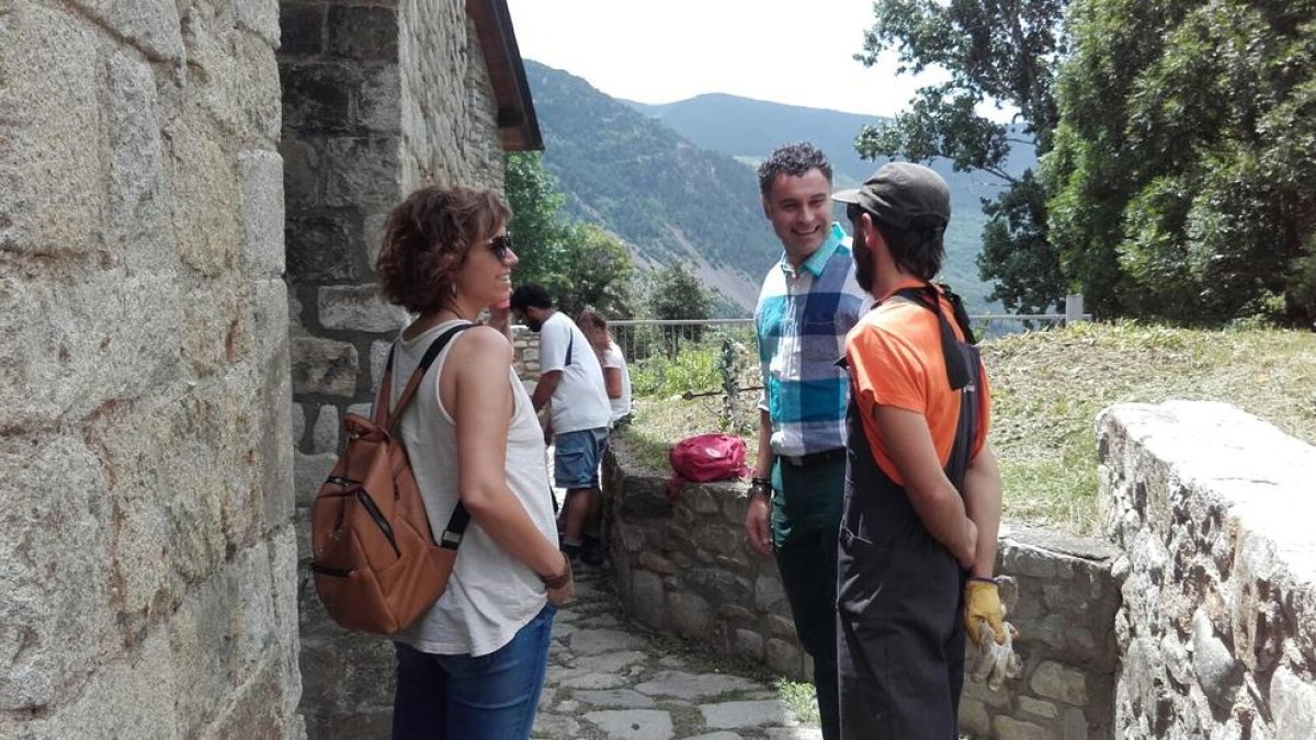 Farrero y Casas durante la visita al campo de trabajo.