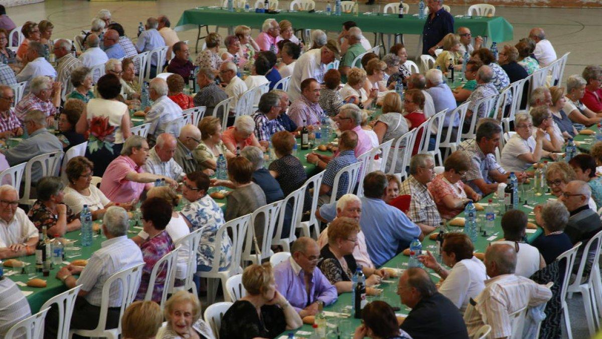 La ‘llar’ de jubilados de la Bordeta celebra la fiesta del socio